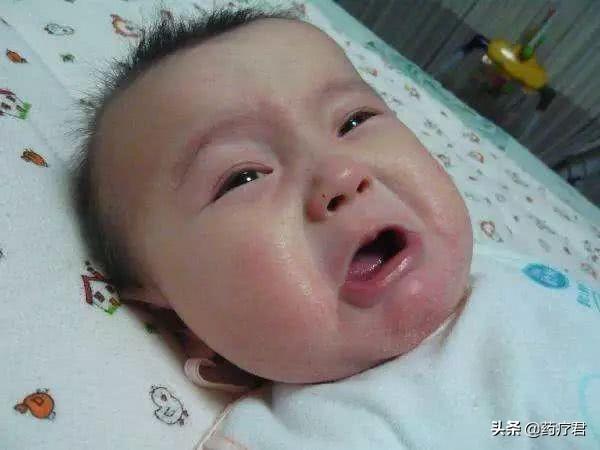宝宝皮肤经常发红又瘙痒?可能是干性湿疹,妈妈应该这样做