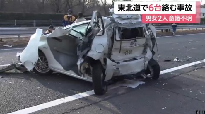 当地时间25日凌晨,日本东北高速公路发生连环相撞事故。(图片来源:日本富士电视台视频截图)
