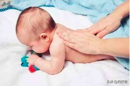 宝宝皮肤经常发红又瘙痒?可能是干性湿疹,妈妈应该这样做