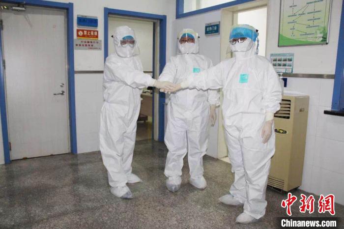 目前,万荣县人民医院隔离病区共有8名医生、16名护士在工作。 万荣县人民医院供图