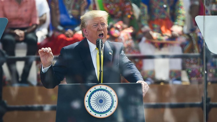 特朗普在印度发表演讲（图：NBC）