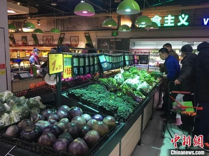在超市内的蔬菜区,聚集着较多市民。 杜燕 摄