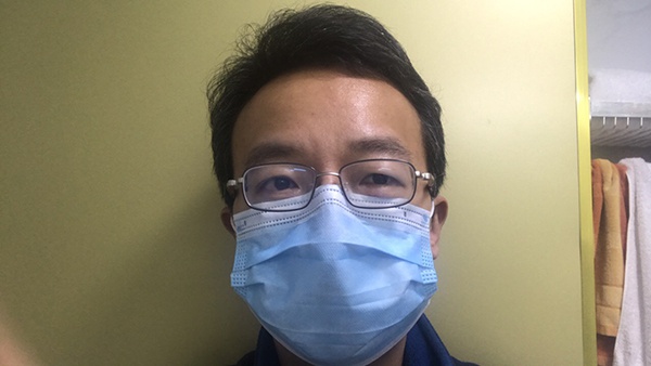 万谦及家人在隔离治疗期间,睡觉时都戴着口罩。