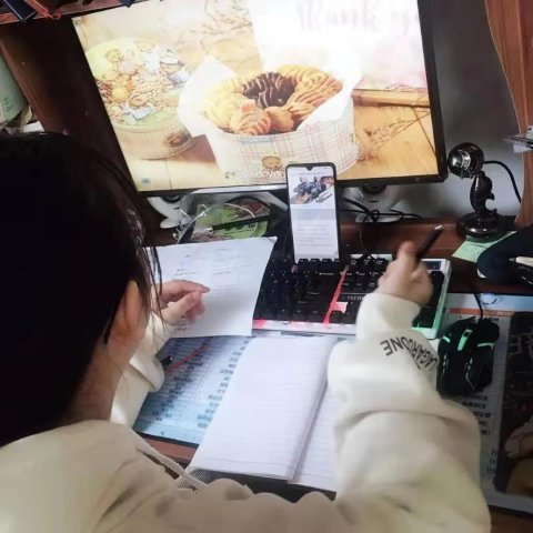 “直播网红”老师不易当 智慧校园该如何落地?