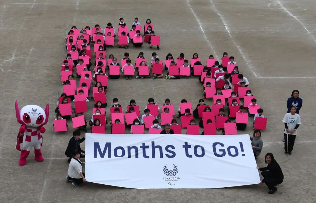 2月25日,学生们在操场上用粉红纸板拼成“6”的字样,纪念东京残奥会倒计时六个月。新华社记者 王子江 摄