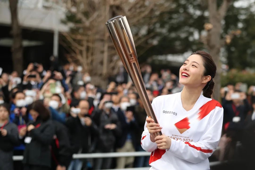 2月15日,东京奥运会圣火传递大使石原里美在火炬接力彩排中。新华社记者 杜潇逸 摄