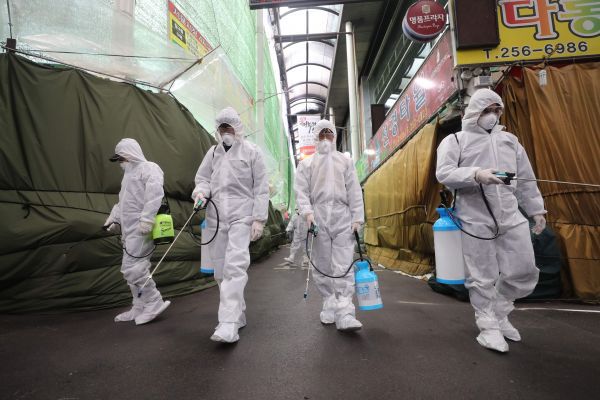 ▲2月23日,在韩国大邱,工作人员在一家市场内进行消毒工作。(新华社/法新社)