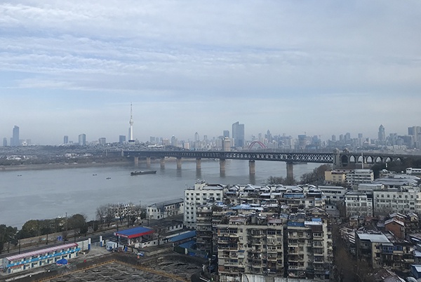 万谦拍摄的武汉城,他说,“我的城市病了,她太安静了。”