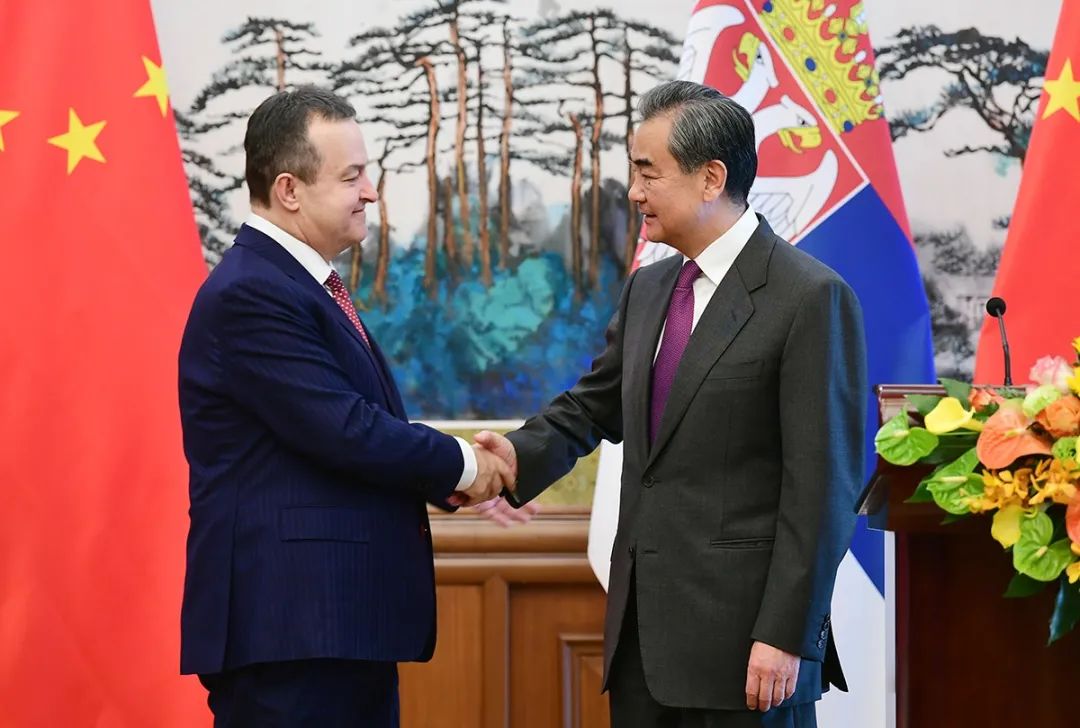 塞高官访华：当时中国不惧炸弹 现在我们也不怕