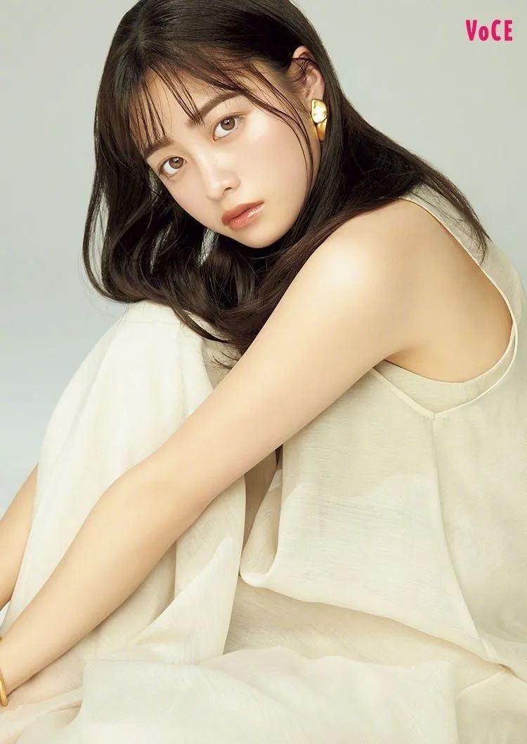 日本美女桥本环奈淡妆写真!肌肤水嫩玉臂白皙身材好