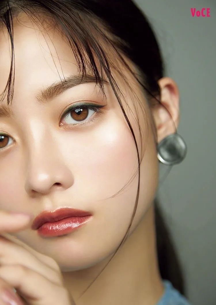 日本美女桥本环奈淡妆写真!肌肤水嫩玉臂白皙身材好