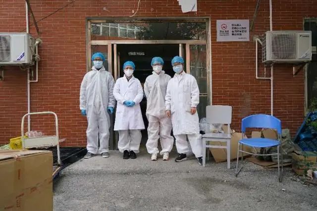 2月25日，武汉市汉口医院负责物品搬运的人。中青报·中青网见习记者 李强/摄