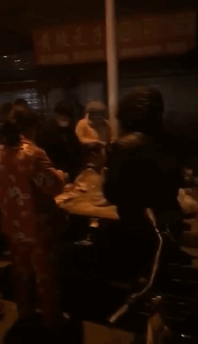 武汉市场凌晨3点人群聚集买菜，当地回应了