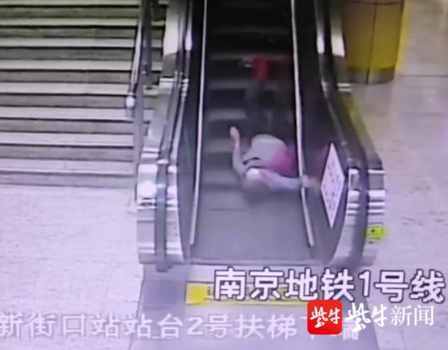 老人在电扶梯上不慎摔倒,他立刻放下背包手机冲了上去……