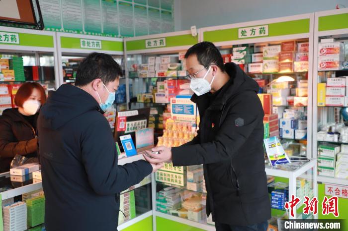 王震向居民免费发放消毒用品。 郭敏颉 摄
