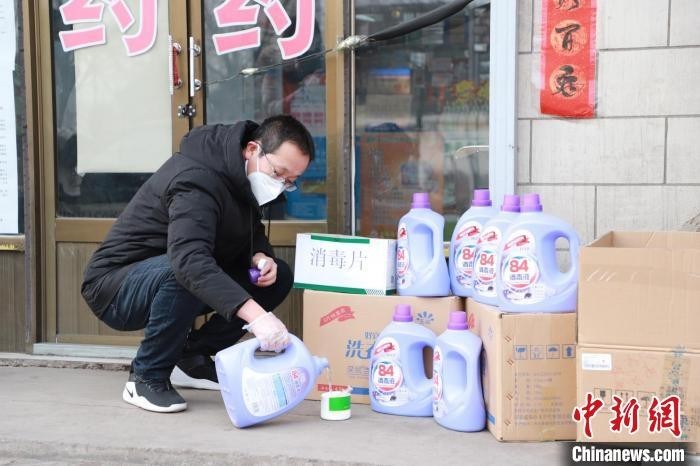 经过近一个月的发放,王震已送出15000多片消毒片和600多斤消毒液。 郭敏颉 摄