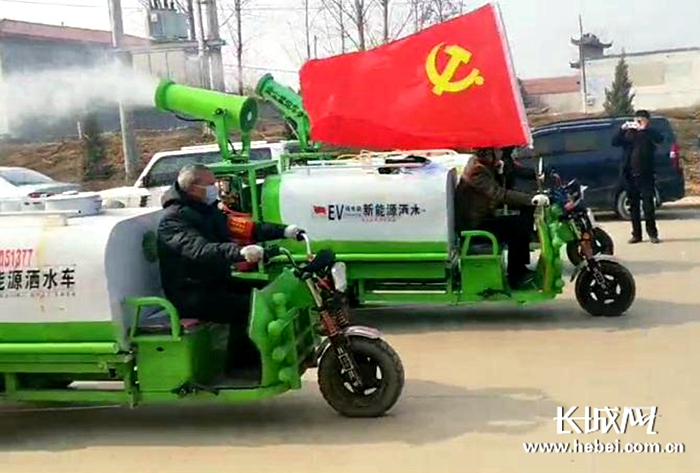 魏县张二庄镇疫情防控公益性岗位人员正在参与防疫消杀。魏县扶贫办 供图