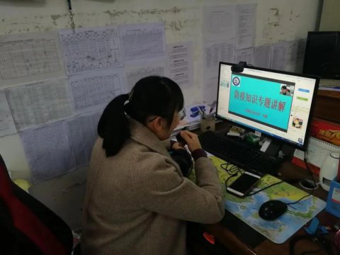 “直播网红”老师不易当 智慧校园该如何落地?