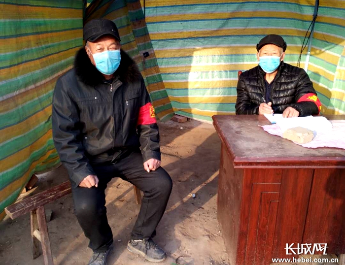 魏县前大磨乡南户村疫情防控公益性岗位人员正在参与值班值守工作。魏县扶贫办 供图
