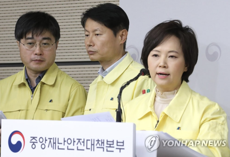 △韩国食品医药品安全处处长 李仪卿(右) 来源:韩联社