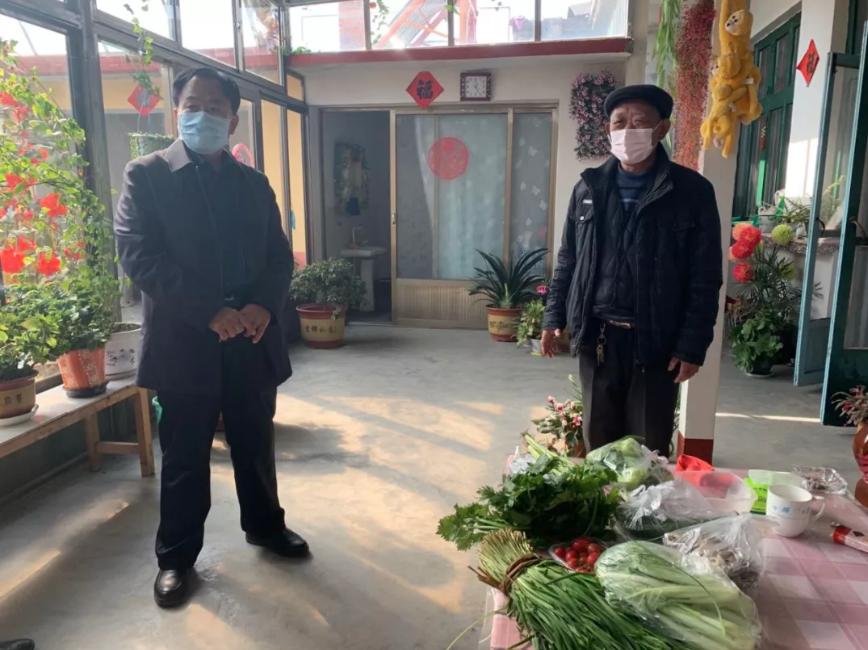 日照回应“贫困户生活环境疑问”：其爱养护花