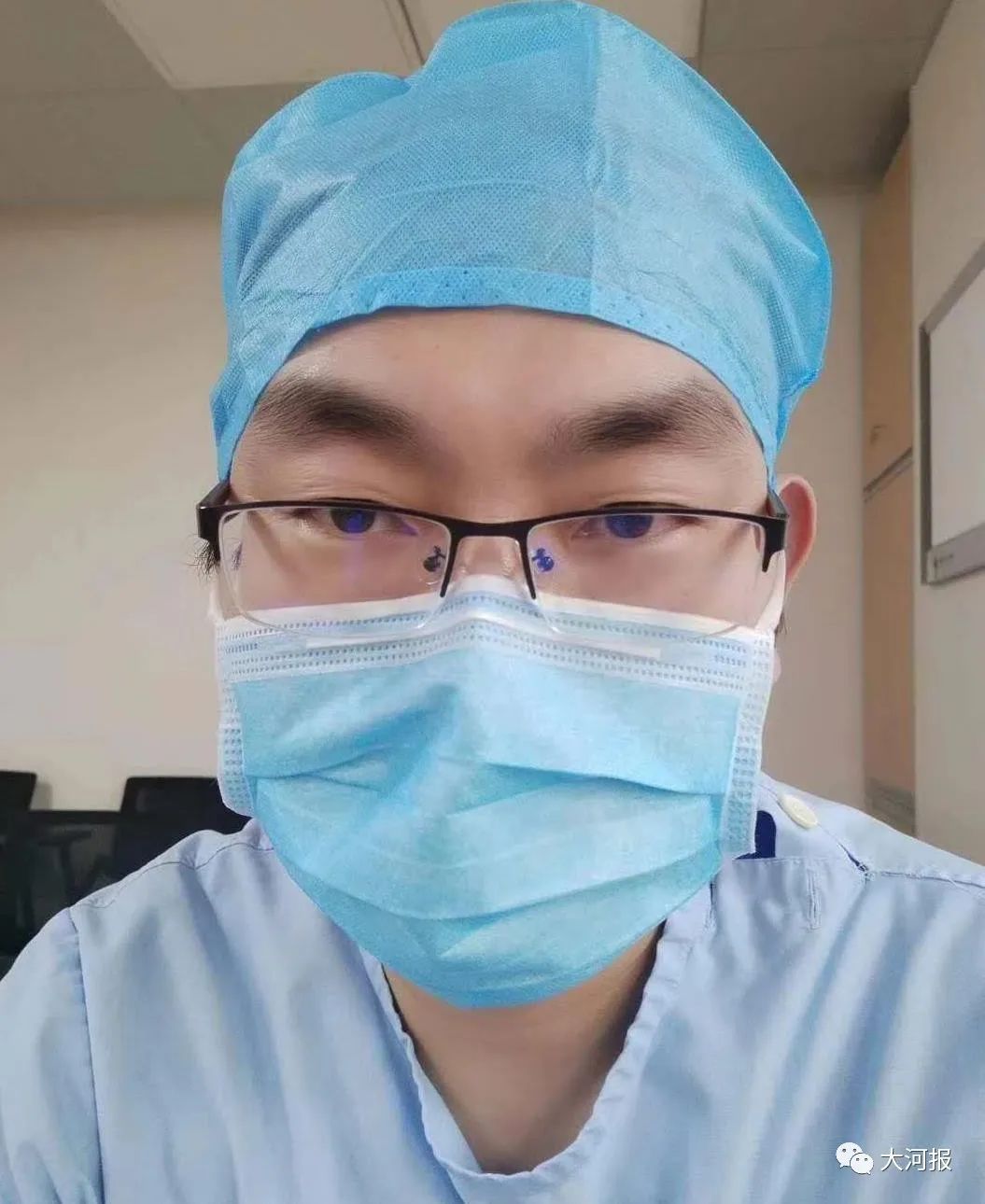 惊呆!他突然摘掉口罩,接下来的举动让围观的人意外