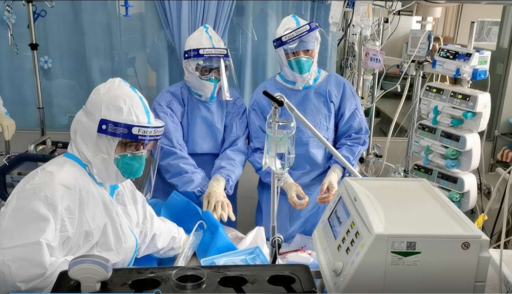 急救中央医护职员在瓜代为刘老师举行胸外按压。 武汉大学中南医院 图