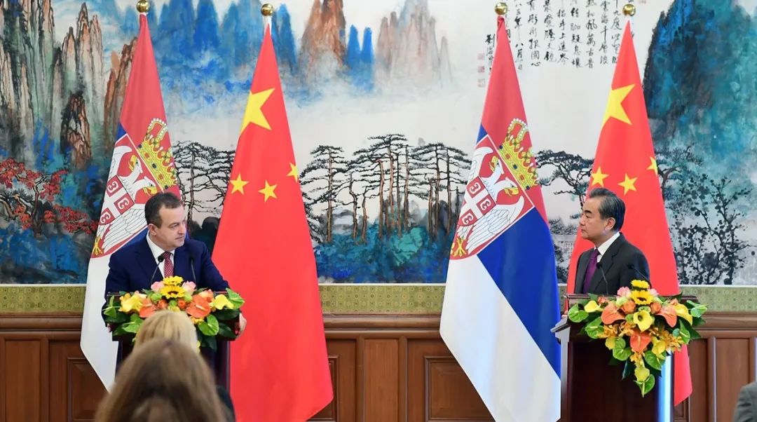 塞高官访华：当时中国不惧炸弹 现在我们也不怕