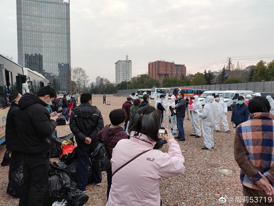 2月22日，武汉洪山体育馆方舱医院外，一批患者出舱。@周莉53719
