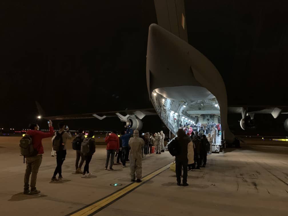 印度空军C17运输机飞抵武汉 送来15吨医疗物资(图