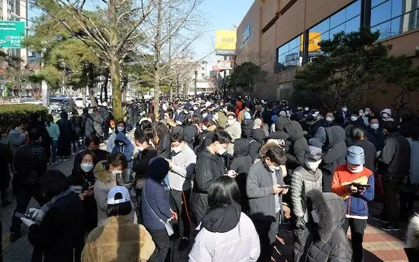 韩国大邱民众排队购买口罩 新华社图