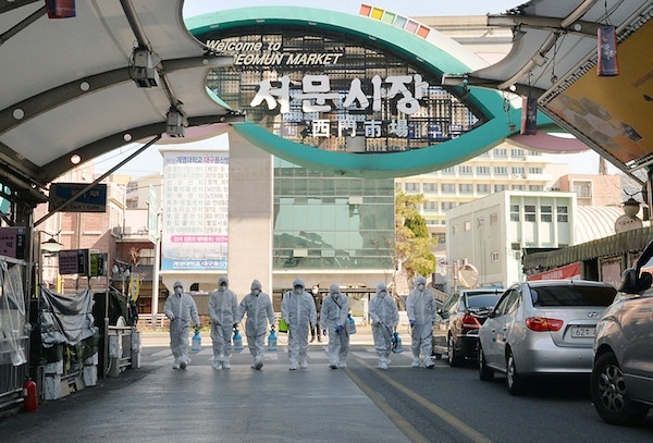 在韩国大邱,受疫情影响而临时休业的商家工作人员在西门市场进行防疫消毒。新华社/纽西斯通讯社