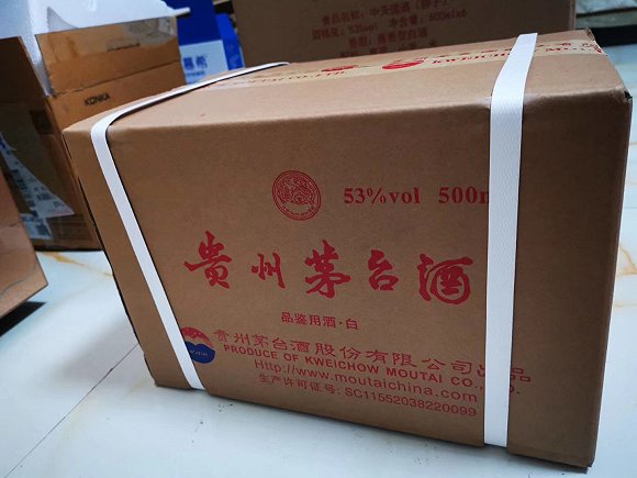 比起单瓶的茅台酒,整箱的包装会获得更多的“溢价”。图片来源:百度贴吧