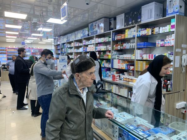德黑兰市民在药店购买防护用品。(陈霖/摄)