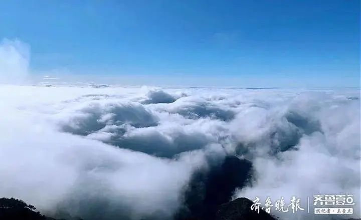 云雾弥漫,山水氤氲,雨后的泰山,好似一幅画