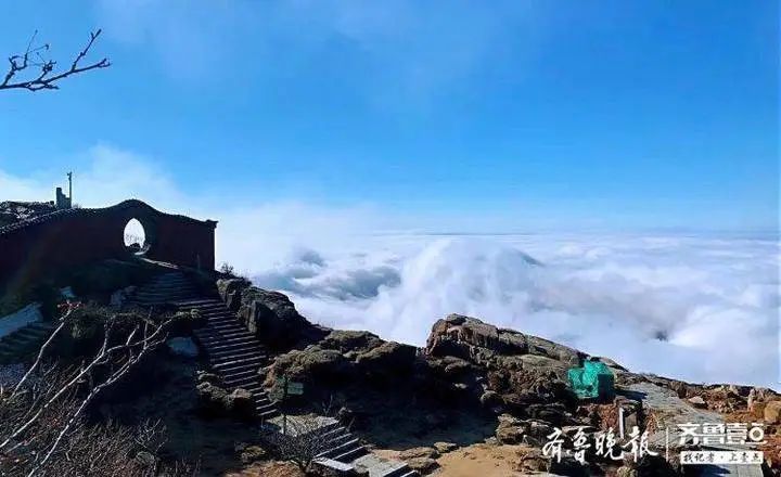 云雾弥漫,山水氤氲,雨后的泰山,好似一幅画