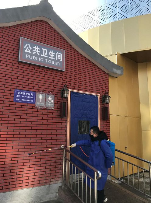 【战疫人物】消毒员每天背着20多斤消毒液喷洒19个院落