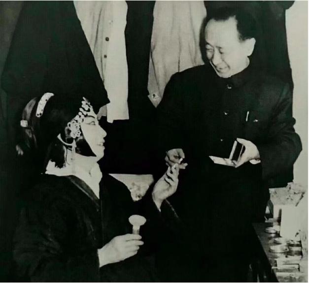 马连良、梅兰芳因戏结缘,戏里戏外惺惺相惜,两家人也情谊深厚