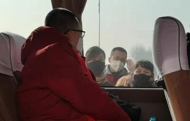 见字如面③ | 防护服上的“全家福”:是滚烫的思念 更是必胜的信念!