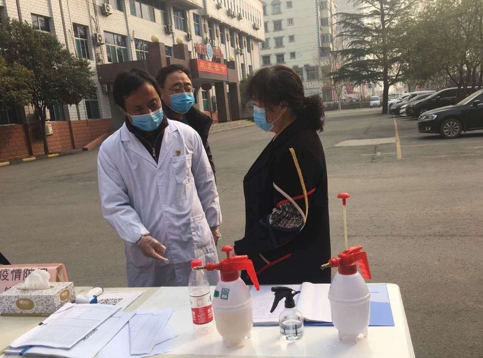图片说明:史建红在社区疫情防控点工作