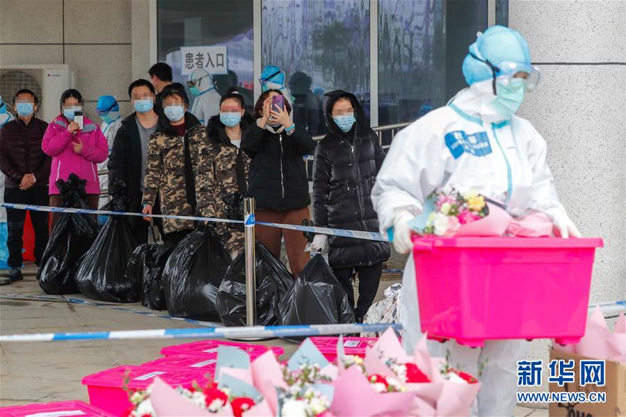 治病,也治心!——武汉市首个中医方舱医院首批患者治愈出院