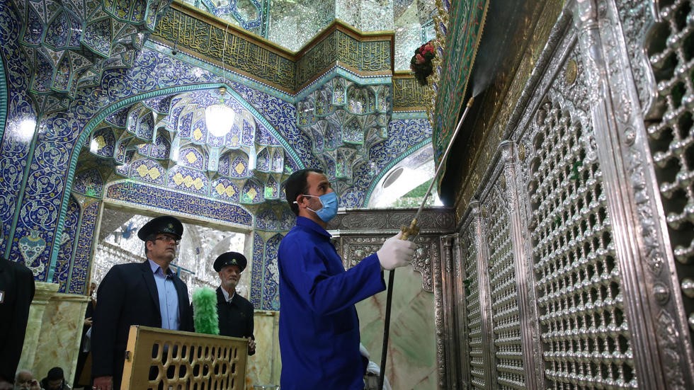 伊朗清洁人员为清真寺消毒 法国24电视台 图