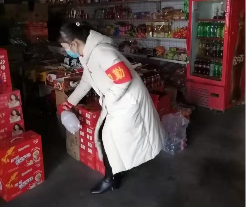 图片说明:马月红在给村内副食店进行消杀