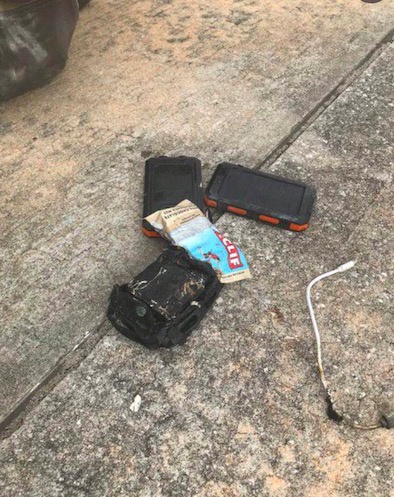 美国一客机因手机起火紧急迫降 电池完全烧焦变