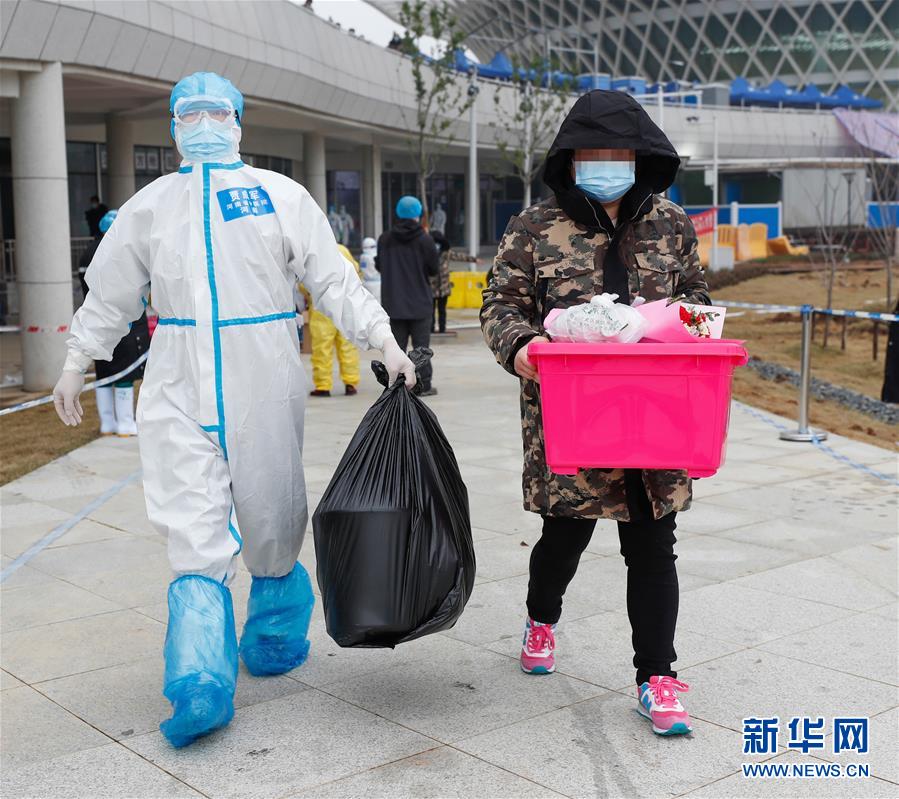 治病,也治心!——武汉市首个中医方舱医院首批患者治愈出院