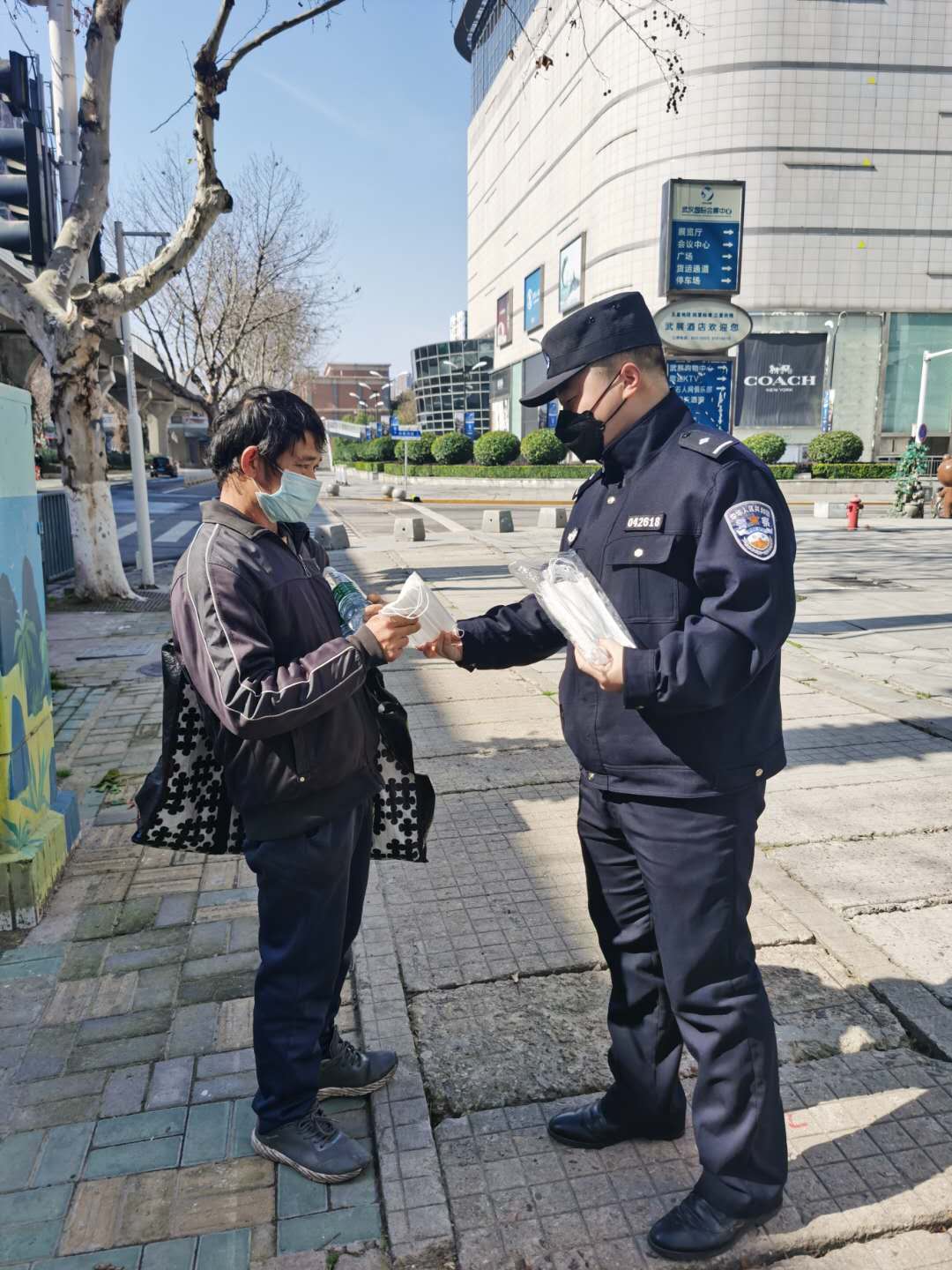【武汉日记】武汉一线民警:穿尿不湿执勤,每天6小时不能吃喝,身边有两个兄弟倒下了