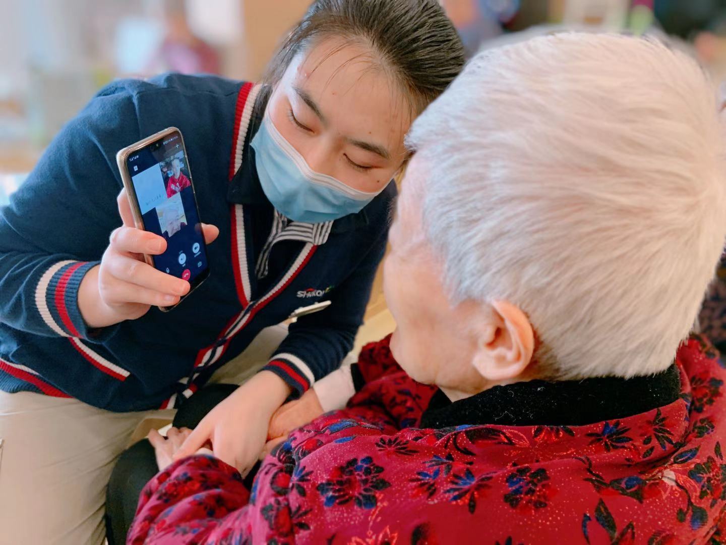 西钓鱼台一养老院,护理员帮助老人通过视频通话方式与家属联络。受访者供图