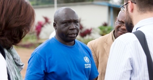 Clement博士（穿蓝色T恤者）在利比里亚工作。