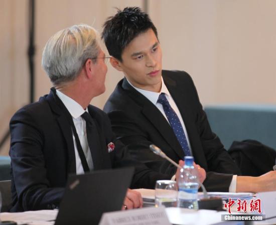 当地时间11月15日，中国游泳运动员孙杨（右）现身瑞士蒙特勒，出席国际体育仲裁法庭（CAS）就世界反兴奋剂机构（WADA）诉孙杨和国际泳联案举行的公开听证会。中新社记者 德永健 摄