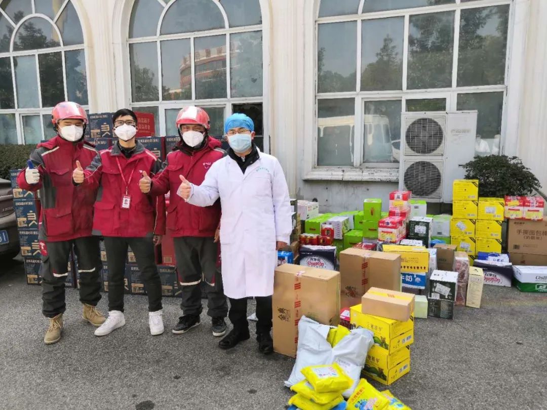 贾胜治（左二）和汉口医院医护人员合影。